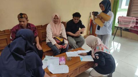 Pengecekan dokumen pendukung terhadap pemilih TMS di Desa Kauman Lor, Kecamatan Pabelan, Kamis 20 November 2025