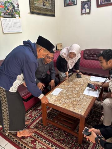 Koordinator Divisi SDMO dan Diklat Bawaslu Kabupaten Semarang, Fithriyah (baju hitam) bersama Anggota KPU Kabupaten Semarang Divisi Rendatin, Agus Setiyoko (baju abu-abu) memeriksa dokumen pemilih yang tidak padan di Desa Pasekan, Kecamatan Ambarawa, Kabupaten Semarang, Kamis 20 November 2025