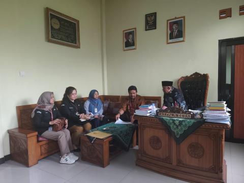 Anggota Bawaslu Kabupaten Semarang, Ummi Nu'amah, S.Pd. Bersama Ketua KPU Kab. Semarang, Bambang Setyono SH didampingi Kades Candi Bandungan, Sudarwanto Melakukan Verifikasi Data Pemilih , 3 Desember 2025