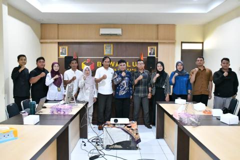 Foto bersama Rapat Koordinasi Pengawasan Pemutakhiran Data Pemilih Berkelanjutan (PDPB) Triwulan IV Tahun 2025 pada Rabu, 3 Desember 2025