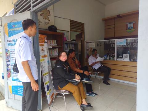 Anggota Bawaslu Kabupaten Semarang, Ummi Nu'amah, S.Pd. Bersama Staf Humas, Farhan Aditya Perdana dan Ketua KPU Kab. Semarang, Bambang Setyono SH didampingi Kepala Desa Sumowono Melakukan Verifikasi Data Pemilih , 3 Desember 2025