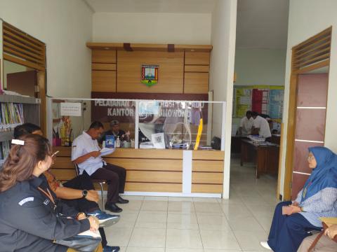 Anggota Bawaslu Kabupaten Semarang, Ummi Nu'amah, S.Pd. Bersama Ketua KPU Kab. Semarang, Bambang Setyono SH didampingi Kades Sumowono Melakukan Verifikasi Data Pemilih , 3 Desember 2025