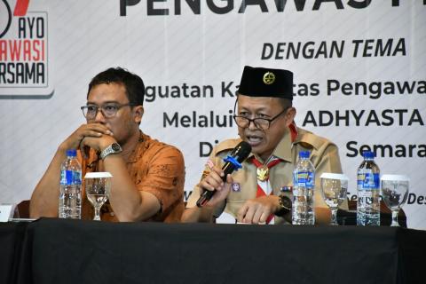 Wakil Ketua Pramuka Kwarcab Semarang, Gogo Widyatmoko (kanan) dalam kegiatan Penguatan Kapasitas Kelembagaan Pengawas Pemilu di Kabupaten Semarang, Selasa 16 Desember 2025