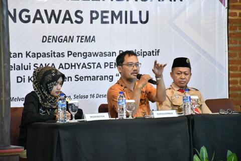 Direktur Jaladara Institute, Arif Gunawan dalam kegiatan Penguatan Kelembagaan Pengawas Pemilu di Melva Balemong, Selasa 16 Desember 2025