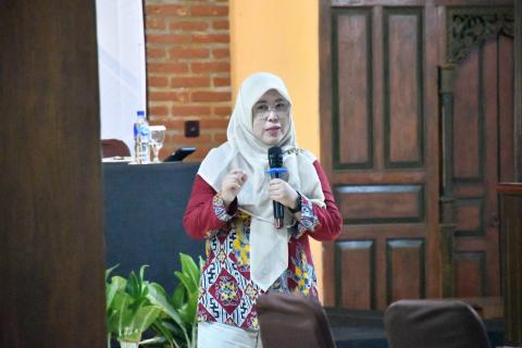 Anggota Bawaslu Divisi SDMO dan Diklat, Fithriyah dalam paparannya di kegiatan Penguatan Kelembagaan Pengawas Pemilu di Melva Balemong, Selasa 16 Desember 2025