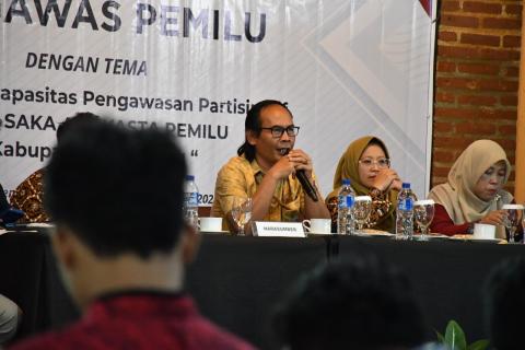 Ketua Bawaslu Kabupaten Semarang, Agus Riyanto (tengah) dalam kegiatan Penguatan Kelembagaan Pengawas Pemilu di Melva Balemong, Selasa 16 Desember 2025