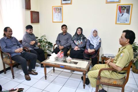 Ketua Bawaslu Kabupaten Semarang, Agus Riyanto (kiri) bersama Anggota Bawaslu Kabupaten Semarang dan Kepala Badan Kesbangpol Kabupaten Semarang, Suyana (kanan) dalam Audiensi di Badan Kesbangpol, Selasa 27 Januari 2026