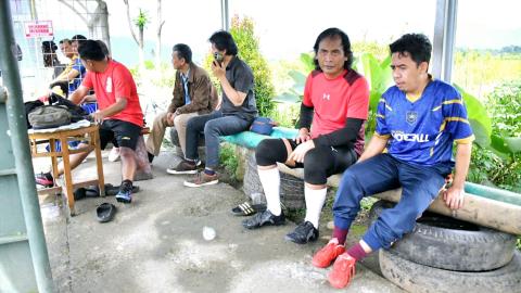 Ketua Bawaslu Kabupaten Semarang, Agus Riyanto (baju merah) saat berkonsolidasi demokrasi dengan komunitas sepak bola kabupaten semarang, Jumat 30 Januari 2026