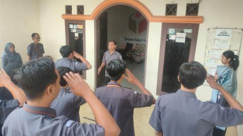 Anggota Bawaslu Kabupaten Semarang, Muharom Al Rosyid (tengah) saat menjadi pembina kegiatan apel pagi di lingkungan Bawaslu Kabupaten Semarang, Senin 2 Februari 2026