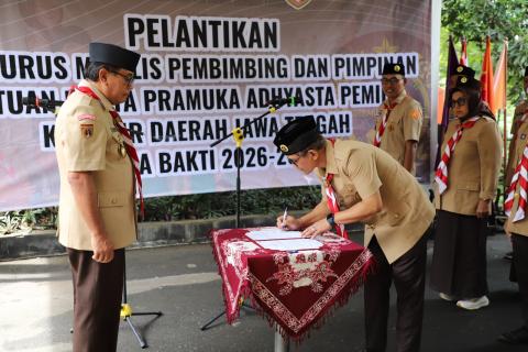 Ketua Bawaslu Provinsi Jawa Tengah, Muhammad Amin (kanan) dalam proses penandatanganan naskah pelantikan pengurus Mabi dan Pimpinan Saka Adhyasta Pemilu Masa Bakti 2026-2031, Selasa 3 Februari 2026