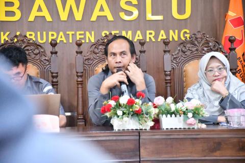 Ketua Bawaslu Kabupaten Semarang, Agus Riyanto saat memimpin rapat rutin seninan, 2 Februari 2026