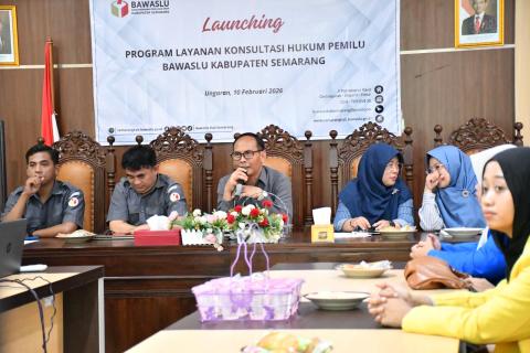 Ketua Bawaslu Kabupaten Semarang Agus Riyanto (tengah) dalam kegiatan Launching Layanan Konsultasi Hukum Pemilu, Selasa 10 Februari 2026