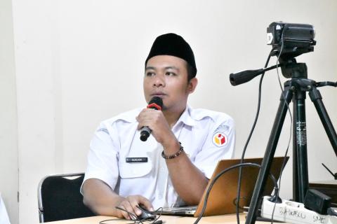 Staf Sekretariat Bawaslu Kabupaten Semarang, Muhlasin dalam paparannya di kegiatan Rabu Smart "Peningkatan Kehumasan Canva dan Capcut" di Aula Bawaslu Kabupaten Semarang, Rabu 12 Februari 2026