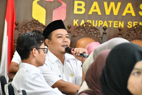 Staf Sekretariat Bawaslu Kabupaten Semarang, Muhlasin dalam paparannya di kegiatan Rabu Smart "Peningkatan Kehumasan Canva dan Capcut" di Aula Bawaslu Kabupaten Semarang, Rabu 11 Februari 2026