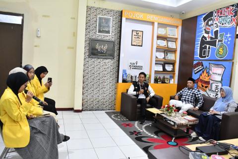 Mahasiswa Magang Dari UNNES Memberikan Pertanyaan kepada Narasumber (27/02/2026)