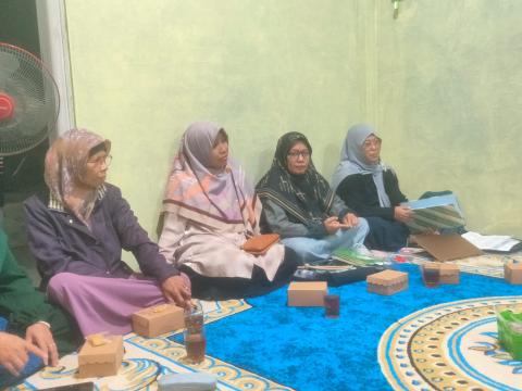 Koordinator Divisi SDMO dan Diklat Bawaslu Kabupaten Semarang, Fithriyah (kanan) dalam kegiatan konsolidasi demokrasi dengan masyarakat di Aula Desa Pabelan, Kecamatan Pabelan, Senin 2 Februari 2026