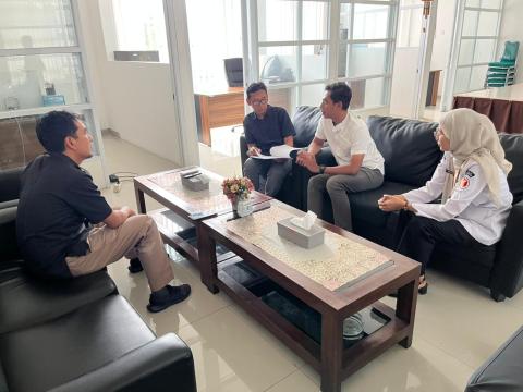 Anggota Bawaslu Kabupaten Semarang, Muharom Al Rosyid (kemeja putih) beserta Kasubag Pengawasan dan humas, Widya Astuti (kanan) dalam penyampaian saran perbaikan PDPB Triwulan I Tahun 2026 di KPU Kabupaten Semarang, Rabu 11 Maret 2026