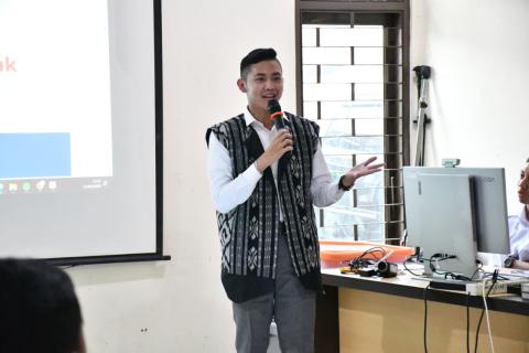 Staf Sekretariat Bawaslu Provinsi Jawa Tengah, Yusuf Manggala Adityatama menjadi narasumber Rabu Smart "Pelatihan Public Speaking" di Bawaslu Kabupaten Semarnag, Rabu 11 Maret 2026