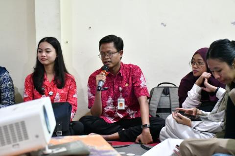 Perwakilan Kesbangpol Saat memberikan tanggapan dalam kegiatan Konsolidasi Demokrasi, Kamis (12/03/2026)