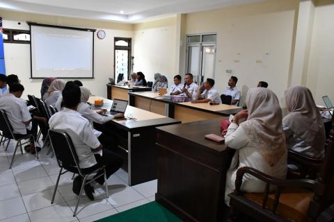 Humas Bawaslu Kab. Smg, Muhlasi saat sedang memberikan paparan dalam kegiatan Rabu Smart, (01/04/2026)