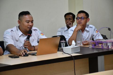 Humas Bawaslu Kab. Smg, Muhlasi saat sedang memberikan paparan dalam kegiatan Rabu Smart, (01/04/2026)
