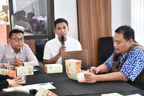 Anggota Bawaslu Kabupaten Semarang, Muharom Al Rosyid (tengah) saat memberikan tanggapan pada Rapat Pemutakhiran Data Pemilih Berkelanjutan di KPU Kabupaten Semarang, Rabu 1 April 2026