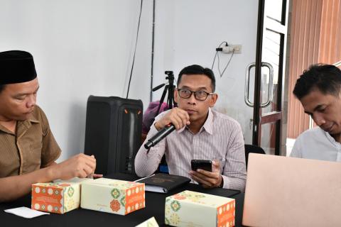 Anggota KPU Kabupaten Semarang Divisi Perencanaan, Data dan Informasi, Agus Setiyoko (tengah) dalam kegiatan Rapat Sinkronisasi Pemutakhiran Data Pemilih Berkelanjutan di KPU Kabupaten Semarang, Rabu 1 April 2026