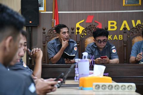 Koordinator Divisi Pencegahan, Parmas dan Humas Bawaslu Kabupaten Semarang, Muharom Al Rosyid (kiri) dalam kegiatan Rapat Rutin Seninan, Senin 13 April 2026