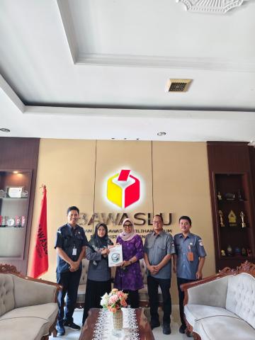 Kordiv HPS Bawaslu Kabupaten Semarang, Ummi Nu'amah menyerahkan Modul Risalah Penyelesaian Sengketa Proses Pemilu Kepada Kordiv Hukum, Pendidikan dan Pelatihan Bawaslu Provinsi Jawa Tengah, Diana Ariyanti di Kantor Sekretariat Bawaslu Provinsi Jawa Tengah, Senin, (13/04/2026