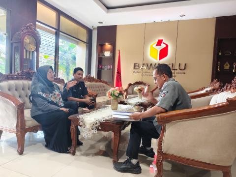 Kordiv HPS Bawaslu Kabupaten Semarang, Ummi Nu'amah sedang berkonsultasi Terkait Modul Risalah Penyelesaian Sengketa Proses Pemilu kepada Kordiv Penyelesaian Sengketa Bawaslu Provinsi Jawa Tengah, Wahyudi Sutrisno, di Kantor Sekretariat Bawaslu Provinsi Jawa Tengah, Senin (14/04/2026)