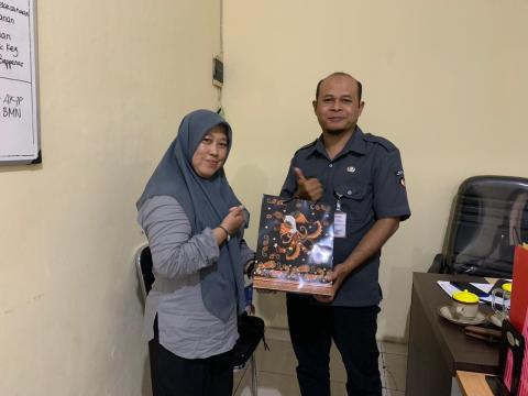 Simbolisasi penyerahan kenang-kenangan