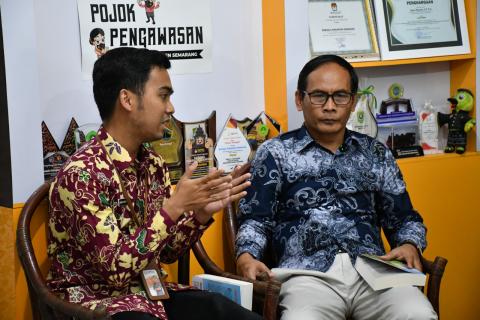 Staf Sekretariat Bawaslu Kabupaten Semarang, Noor Muhammad Nasyar (kiri) dalam paparan artikelnya di Podcast Bawasantai Buku Wasit Demokrasi, Kamis 9 April 2026
