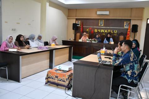 Anggota Bawaslu Kabupaten Semarang Ummi Nu'amah dan Fithriyah, didampingi oleh Seluruh PegawaI Perempuan Bawaslu Kabupaten Semarang Berfoto Bersama dengan Ketua GOW Kabupaten Semarang, Unip Muhriyana Basari yang didampingi oleh Sekretaris GOW Kabupaten Semarang setelah mengikuti Rapat Koordinasi Evaluasi Penanganan Pelanggaran, Kamis, (16/04/2026)