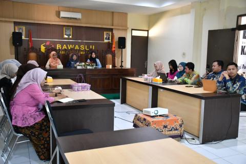 Anggota Bawaslu Kabupaten Semarang, Ummi Nu'amah, Bersama Ketua GOW Kabupaten Semarang, Unip Muhriyana Basari yang didampingi Sekretaris GOW Kabupaten Semarang menjadi Narasumber pada Kegiatan Rapat Koordinasi Evaluasi Penanganan Pelanggaran, Kamis, (16/04/2026) 