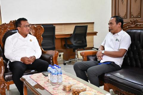 Ketua Bawaslu Kabupaten Semarang, Agus Riyanto (kanan) beserta Kepala Kejaksaan Negeri Kabupaten Semarang, Dohar Nainggolan (kanan) dalam kegiatan Konsolidasi Demokrasi dan Silaturahmi Bawaslu Kabupaten Semarang ke Kejaksaan Negeri Kabupaten Semarang, Kamis 16 April 2026