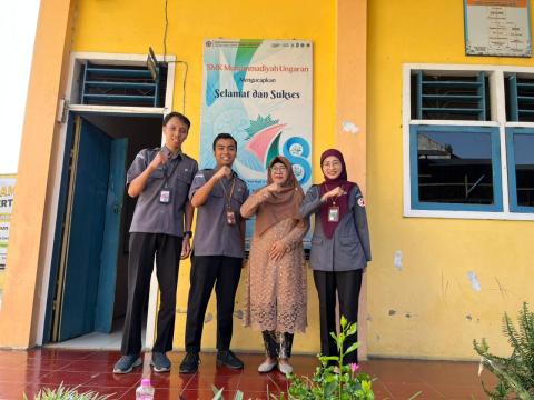 Foto Tim Bawaslu bersama Kepala Sekolah SMK Muhammadiyah Ungaran