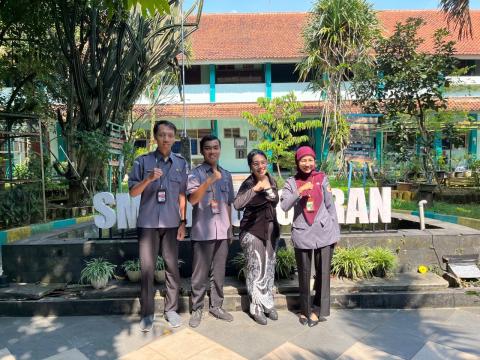 Foto Tim Bawaslu bersama Waka Bidang Kesiswaan SMA N 1 Ungaran