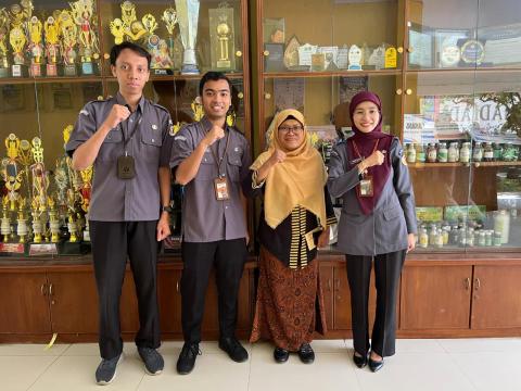 Foto Tim Bawaslu bersama Waka Bidang Kesiswaan SMK N H. Moenadi Ungaran