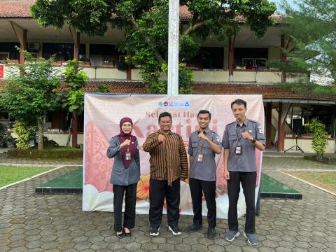 Foto Tim Bawaslu bersama Waka Bidang Kesiswaan SMA N 2 Ungaran