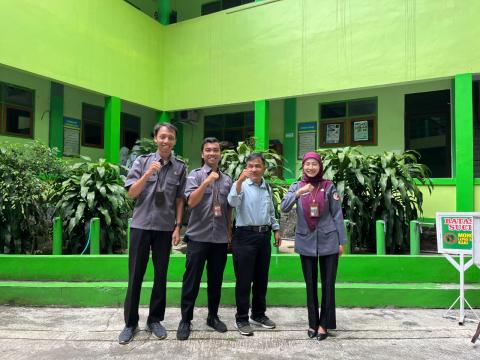 Foto Tim Bawaslu bersama Waka Bidang Kesiswaan SMK Nahdlatul Ulama (NU) Ungaran
