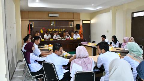 Anggota Bawaslu Kabupaten Semarang bersama jajaran Pejabat Struktural dan Seluruh Staf Bawaslu Kabupaten Semarang saat mengikuti Kegiatan Rapat Koordinasi Pengelolaan Kearsipan dengan menghadirkan perwakilan Dinas Kearsipan dan Perpustakaan Kabupaten Semarang, Drs. Budiyono, Rabu, (29/04/2026