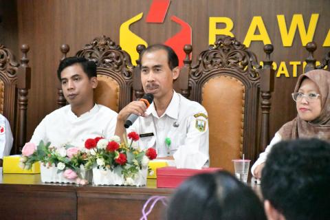 Perwakilan Dinas Kearsipan dan Perpustakaan Kabupaten Semarang Semarang, Arsiparis Ahli Muda, Drs. Budiyono, saat sedang menyampaikan pendapatnya pada Kegiatan Rapat Koordinasi Pengelolaan Kearsipan Bawaslu Kabupaten Semarang, Selasa, (29/04/2026)