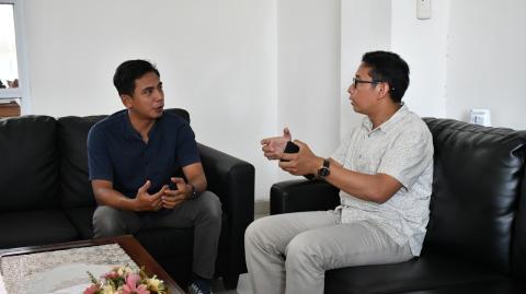 Koordinator Divisi Pencegahan, Partisipasi Masyarakat dan Humas Bawaslu Kabupaten Semarang, Muharom Al Rosyid (kiri), dan Ketua Divisi Perencanaan, Data, dan Informasi, Agus Setiyoko (kanan) diskusi terkait pelaksanaan Coktas dalam PDPB Triwulan II Tahun 2026 pada Kamis, 30 April 2026.