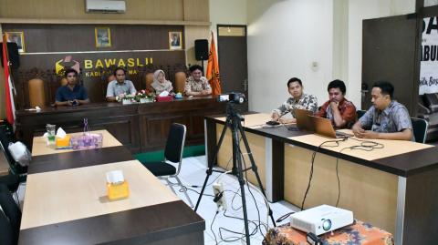 Ketua Bawaslu Kabupaten Semarang Semarang, Agus Riyanto didampingi Anggota Bawaslu Kabupaten Semarang, Ummi Nu'amah, Nurkus Budiyantomo, dan Muharom Al Rosyid bersama Kasubbag P3SP2H Bawaslu Kabupaten Semarang, Virendra Eka Novianto, S.H. saat mengikuti Zoom Meeting “Rapat Pembahasan Pelaporan Pelaksanaan Tugas Konsolidasi Demokrasi dalam Memperkuat Penyelenggaraan Pemilihan Umum di Luar Tahapan” yang dilaksanakan oleh Divisi Hukum Setjend Bawaslu RI Kamis 30 April 2026