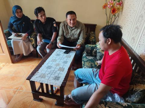 Anggota Bawaslu Kabupaten Semarang, Muharom Al Rosyid (baju hitam) saat pelaksanaan pengawasan pencocokkan dan penelitian terbatas (coktas) di Kelurahan Harjosari, Kecamatan Bawen, Kabupaten Semarang, Selasa 5 Mei 2026