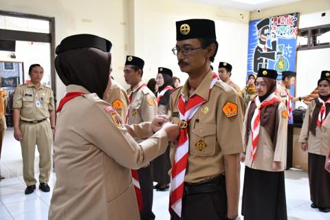 Ketua Kwartir Cabang Gerakan Pramuka Semarang, Nur Arifah (kiri) menyematkan tanda jabatan kepada terlantik Kepala Sekretariat Bawaslu Kabupaten Semarang, Marjiono pada kegiatan Pelantikan Mabi dan Pinsaka Adhyasta Pemilu Masa Bakti 2026-2031, Selasa 12 Mei 2026