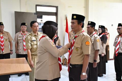 Ketua Kwartir Cabang Gerakan Pramuka Semarang, Nur Arifah (kiri) menyematkan tanda jabatan kepada terlantik Ketua Bawaslu Kabupaten Semarang, Agus Riyanto pada kegiatan Pelantikan Mabi dan Pinsaka Adhyasta Pemilu Masa Bakti 2026-2031, Selasa 12 Mei 2026