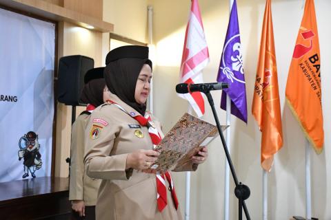 Ketua Kwartir Cabang Gerakan Pramuka Semarang, Nur Arifah saat Membacakan Kata-Kata Pelantikan dalam kegiatan Pelantikan dan Pengukuhan Mabi dan Pinsaka Adhiyasta Semarang Masa Bakti 2026-2031 di Bawaslu Kabupaten Semarang, Selasa 12 Mei 2026