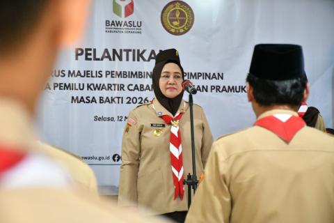 Ketua Kwartir Cabang Gerakan Pramuka Semarang, Nur Arifah (tengah) saat memberikan sambutan kegiatan Pelantikan dan Pengukuhan Mabi dan Pinsaka Adhyasta Pemilu Kwarcab Gerakan Pramuka Semarang Masa Bakti 2026-2031, Selasa 12 Mei 2026