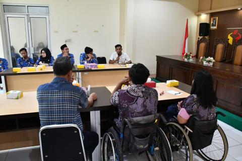 Anggota Bawaslu Kabupaten Semarang, Muharom Al Rosyid (Baju Putih) saat menjelaskan materi penguatan pemahaman kepemiluan kepada PPDI Kabupaten Semarang, Rabu 20 Mei 2026